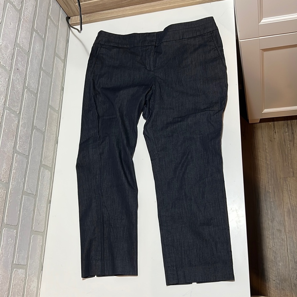 Dark jeans color crop pants in a light material. Marisa fit